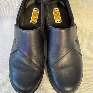 Clarks women’s GRASP HIGH black leather slip on round toe loafers size 8